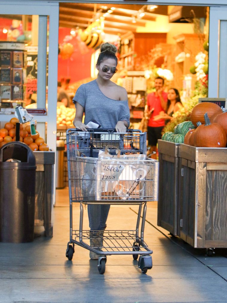 John Legend is going to get some wings for dinner. Well, maybe not, but Chrissy Teigen did do some grocery shopping in L.A.