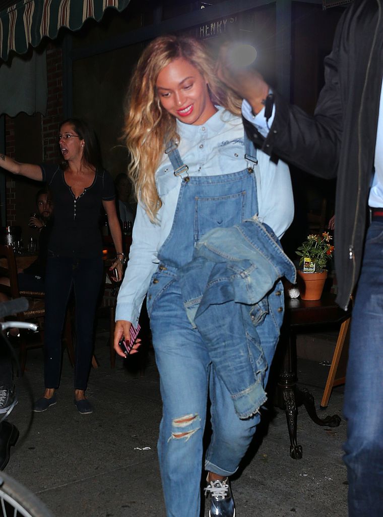 Beyonce flashed a smile after grabbing some pizza with her husband in Brooklyn.