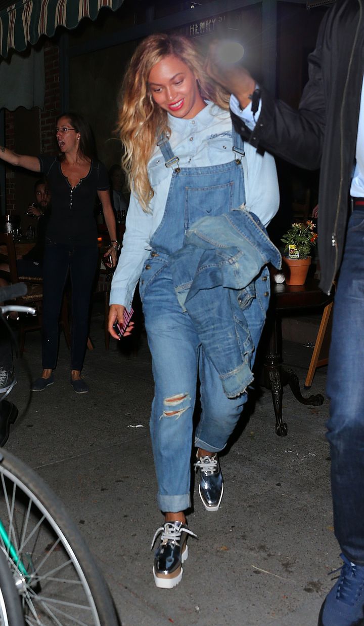 Beyonce flashed a smile after grabbing some pizza with her husband in Brooklyn.