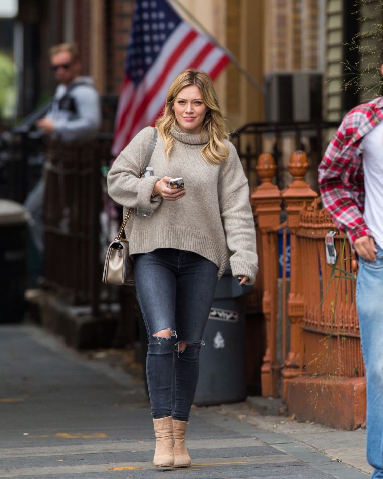 Who doesn’t love an oversized sweater? Hey Hilary!