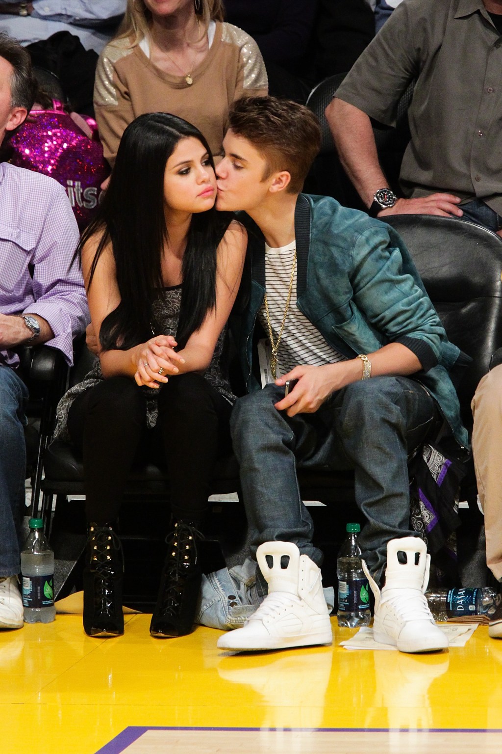 Justin Bieber and Selena Gomez kiss courtside