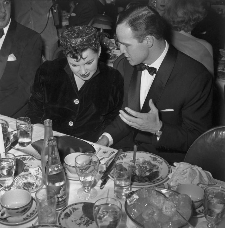 At the 1955 show, Judy Garland and Marlon Brando enjoyed good food and conversation during a break.