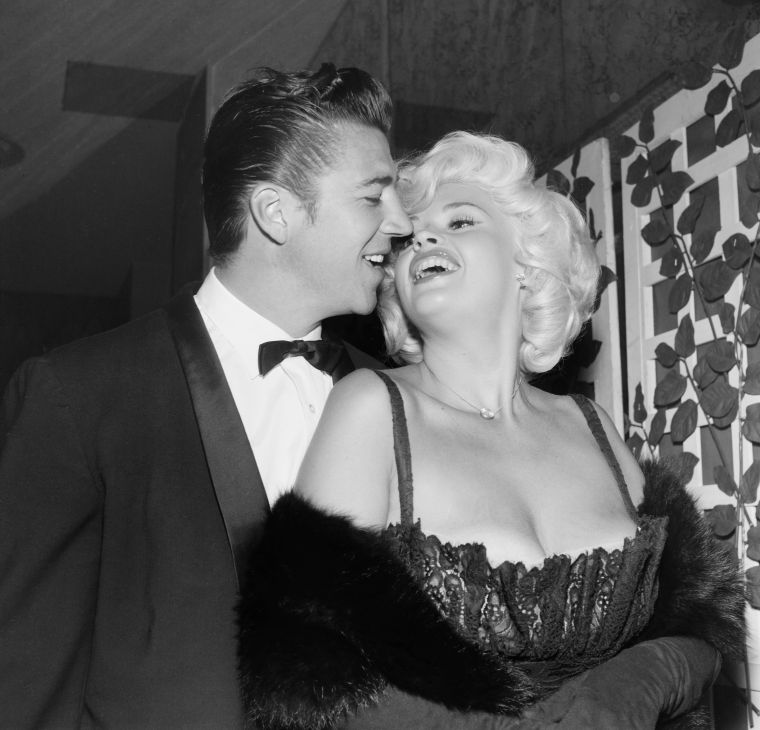 Jayne Mansfield and Mickey Hargitay showed major affection backstage in 1958.