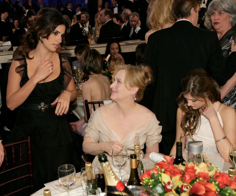 Penelope Cruz stopped by Meryl Streep's table for a chat.