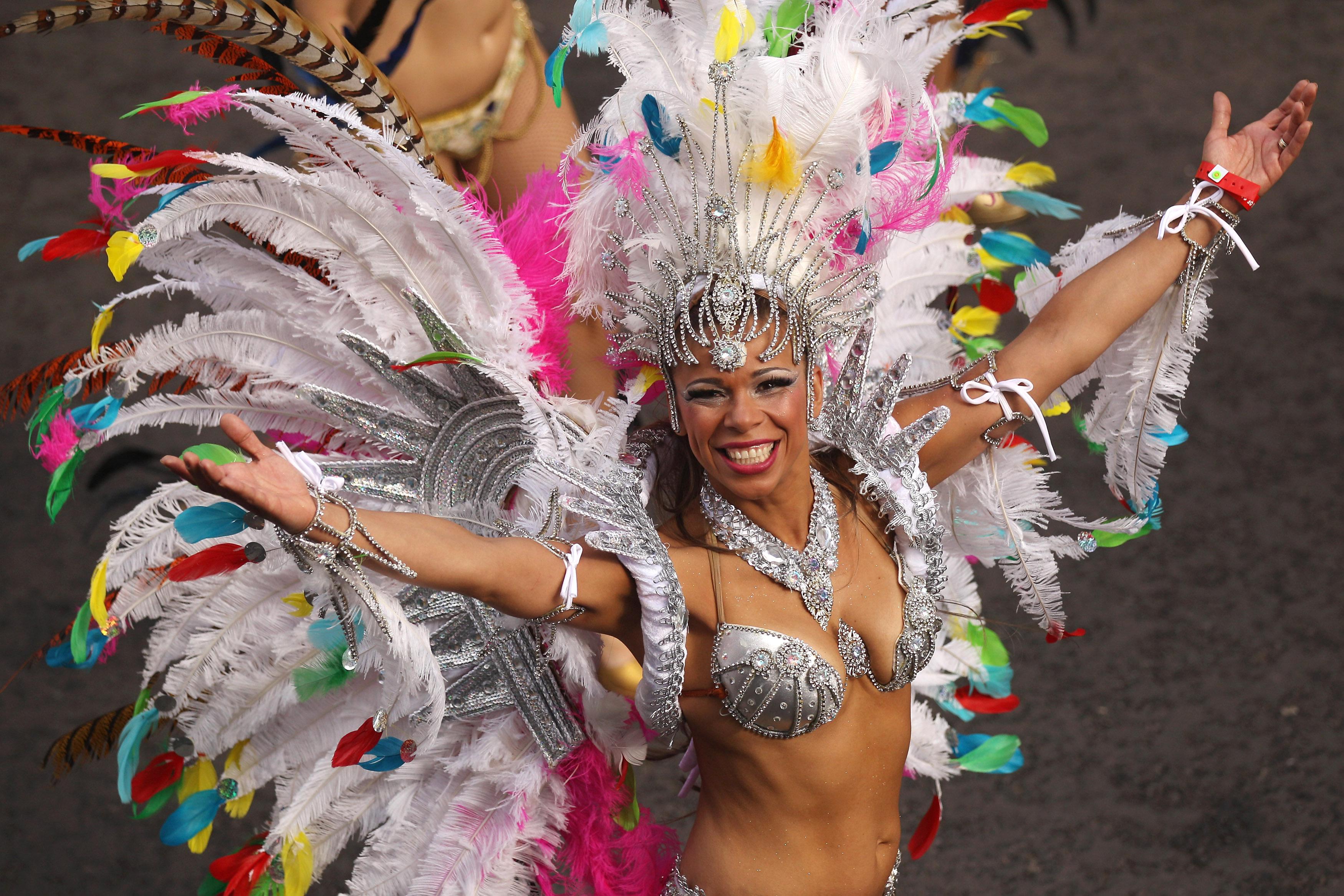 Crowds Flock To Notting Hill For 2011 Carnival