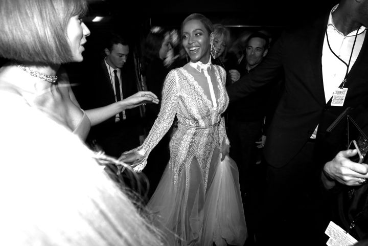Beyonce shows Taylor Swift some love.