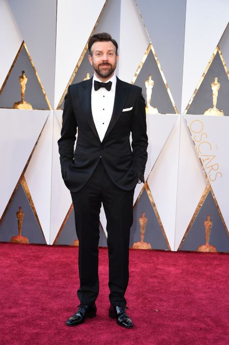 Jason Sudeikis chose to forego Jordans on the red carpet :(