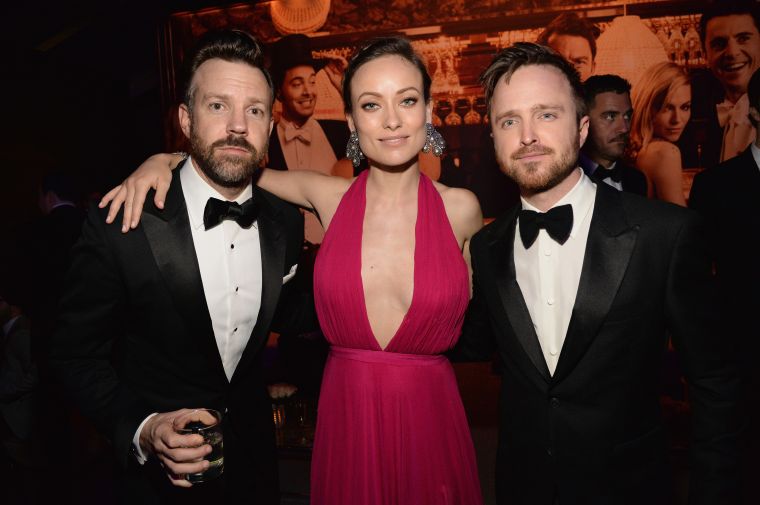 Jason Sudeikis and his wife Olivia Wilde kick it with Aaron Paul. What you drinking, Jason?