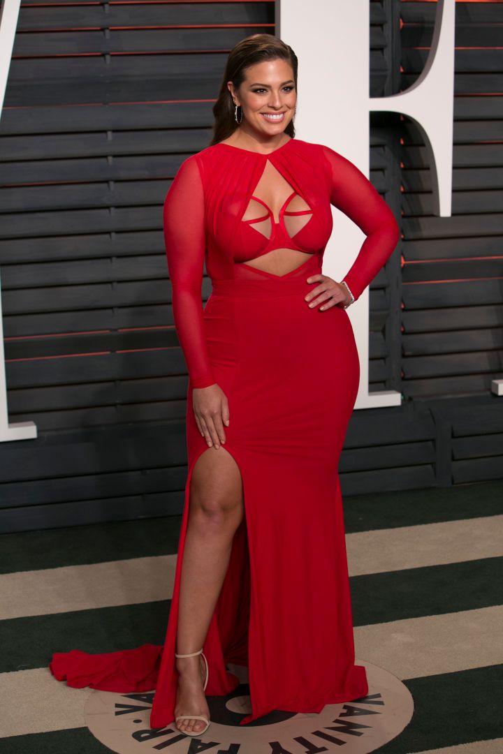 Ashley Graham was on fire. She flaunted her killer curves in a form-fitting red gown.