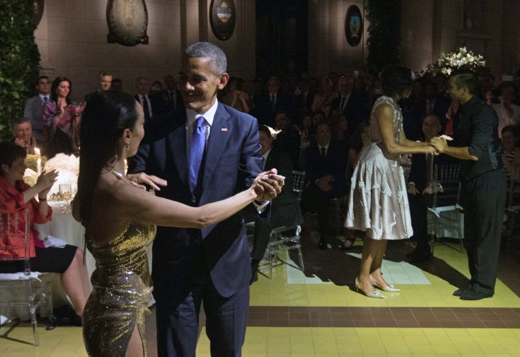 38 Pictures Of Barack and Michelle Obama Showing Each Other Love