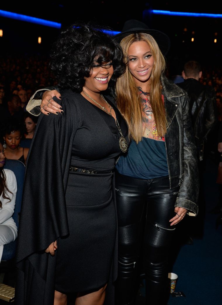 Jill Scott and Beyonce flick it up.