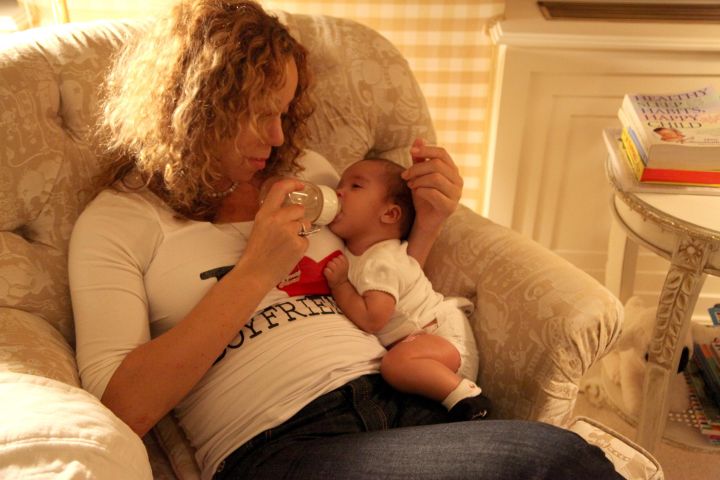 Mariah feeds her newborn daughter Monroe