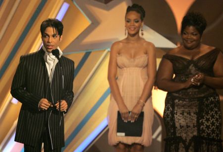 Musician Prince accepts the Male R&B Award (L) from actress Mo’Nique and singer Rihanna onstage at the 2006 BET Awards at the Shrine Auditorium on June 27, 2006.