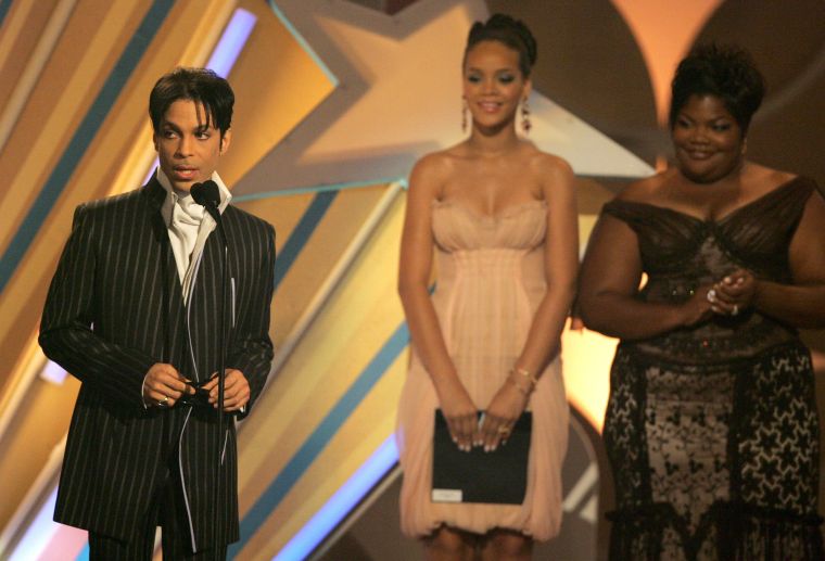 Musician Prince accepts the Male R&B Award (L) from actress Mo’Nique and singer Rihanna onstage at the 2006 BET Awards at the Shrine Auditorium on June 27, 2006.