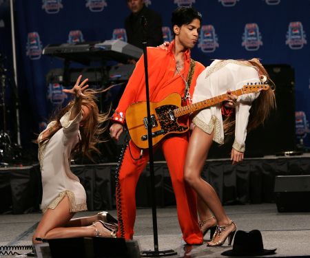 Musician Prince performs during the Super Bowl XLI Half-Time Press Conference at the Miami Convention Center on February 1, 2007 in Miami, Florida.
