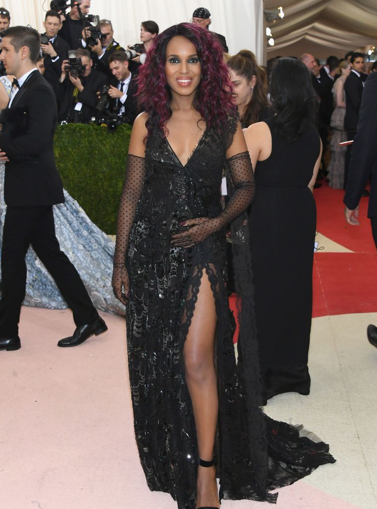 Kerry Washington and her baby bump walk the carpet.