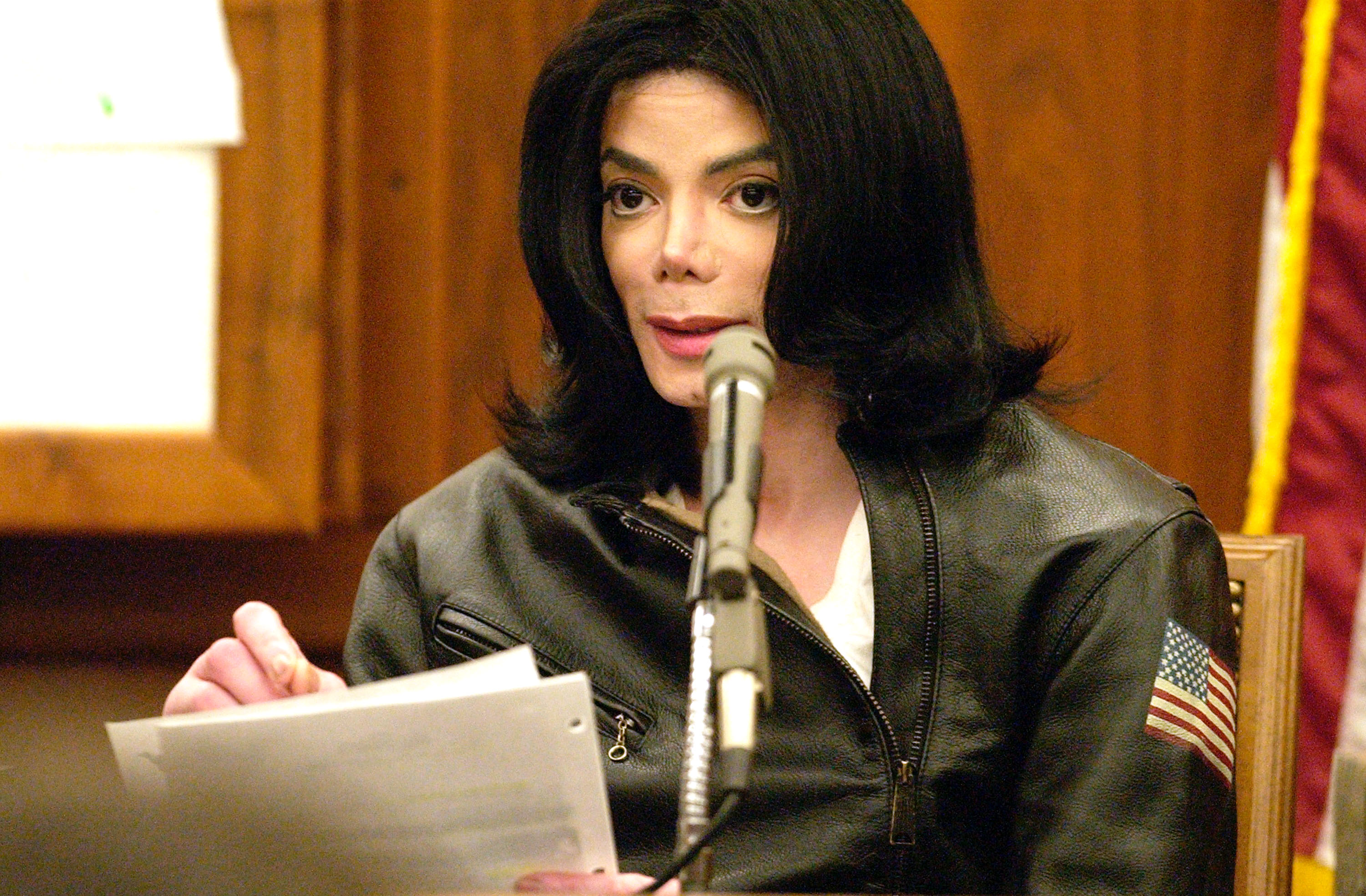 Джексона обвинили. Michael Jackson 2002 в суде. Michael Jackson 2004.