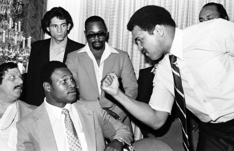 Ali Taunts Holmes, 1980