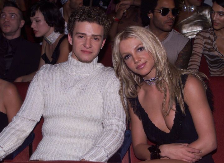 Britney Spears & Justin Timberlake were basically royalty in the late ’90s. This photo of them at the VMAs in 2000 looks more like a prom pic than an award show. Adorbs.