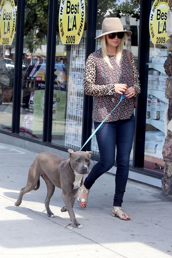 Kaley Cuoco and her pit get a little sunshine together.