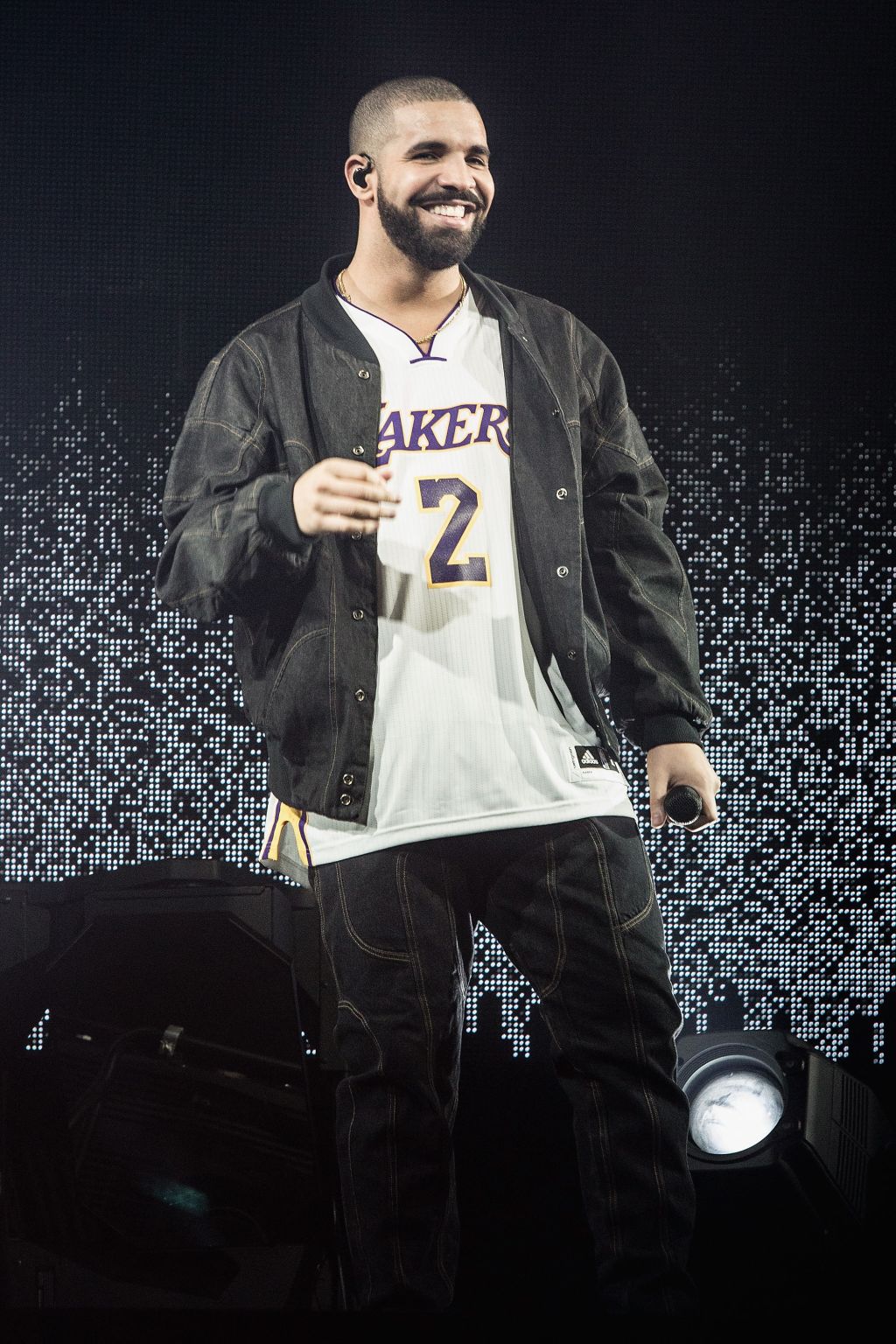 Look: Drake Opened His Concert Wearing A Kanye West Mask | Global Grind