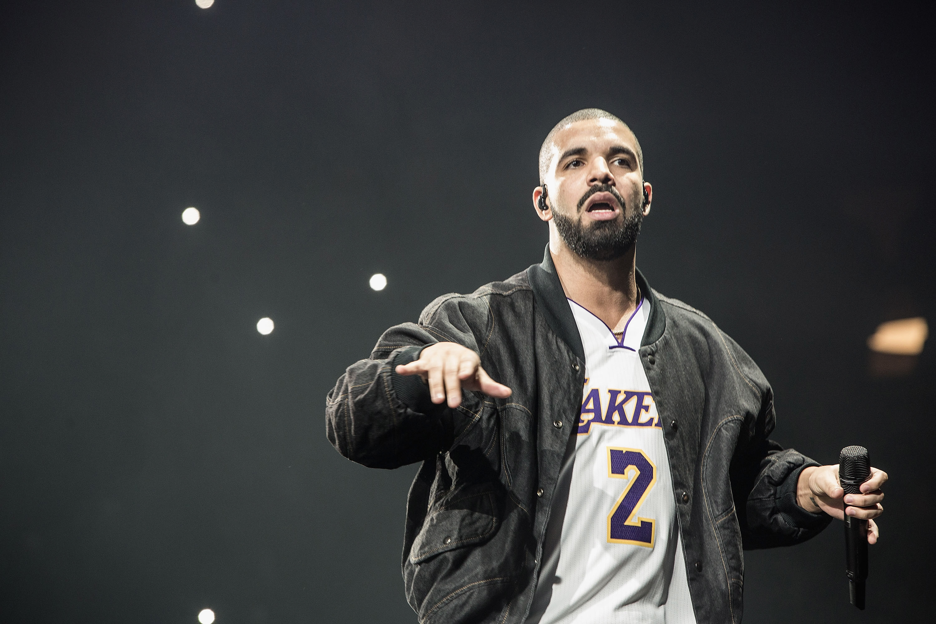 Drake Denies That He Got An Instagram Model Pregnant