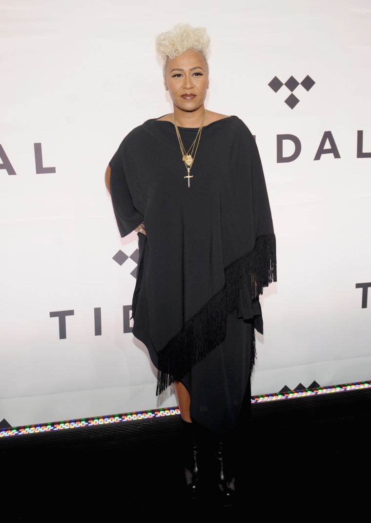 Emeli Sandé rocks all black.