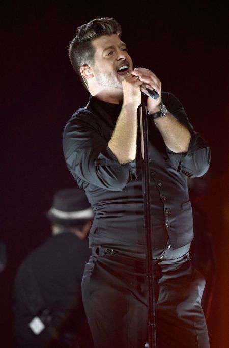 Robin Thicke sings his heart out for the benefit concert.