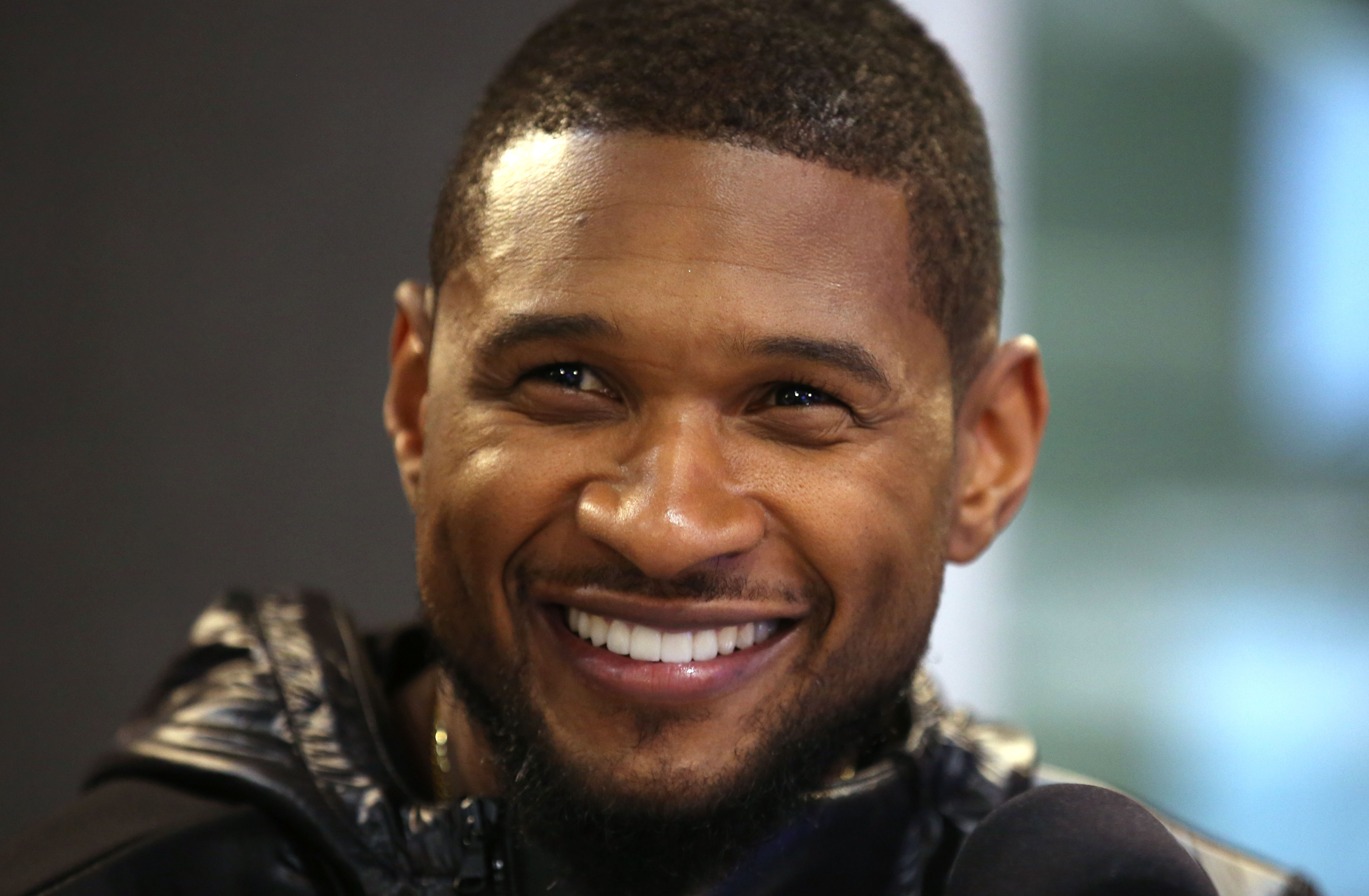 Usher Pays Adult Entertainers In “Ush Bucks” & Fans Are Clowning Him