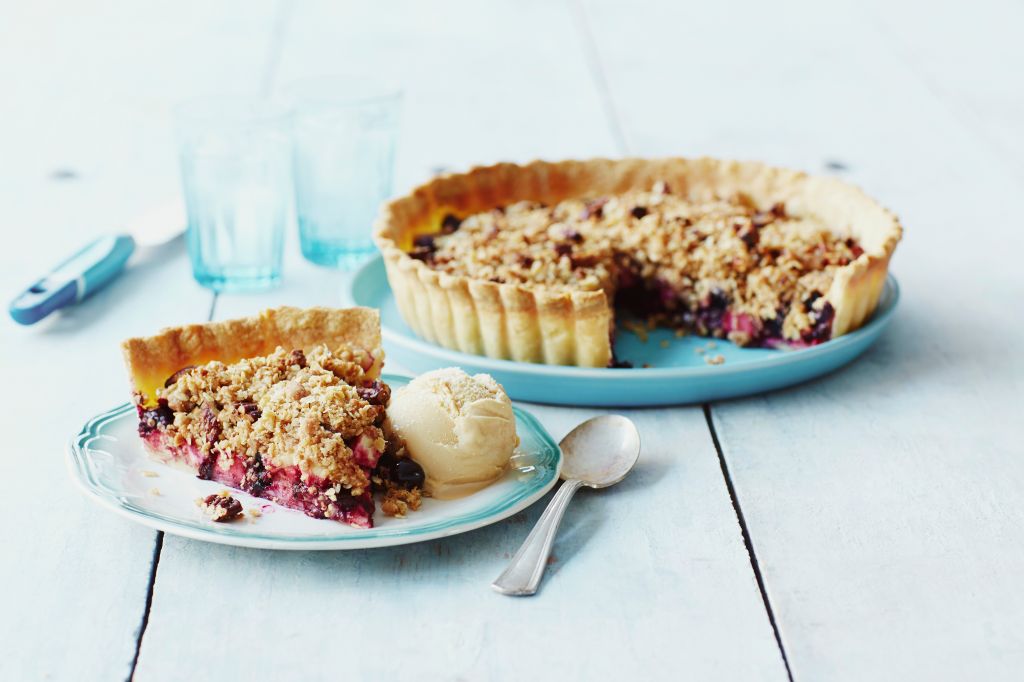 Blueberry and apple streusel-topped pie