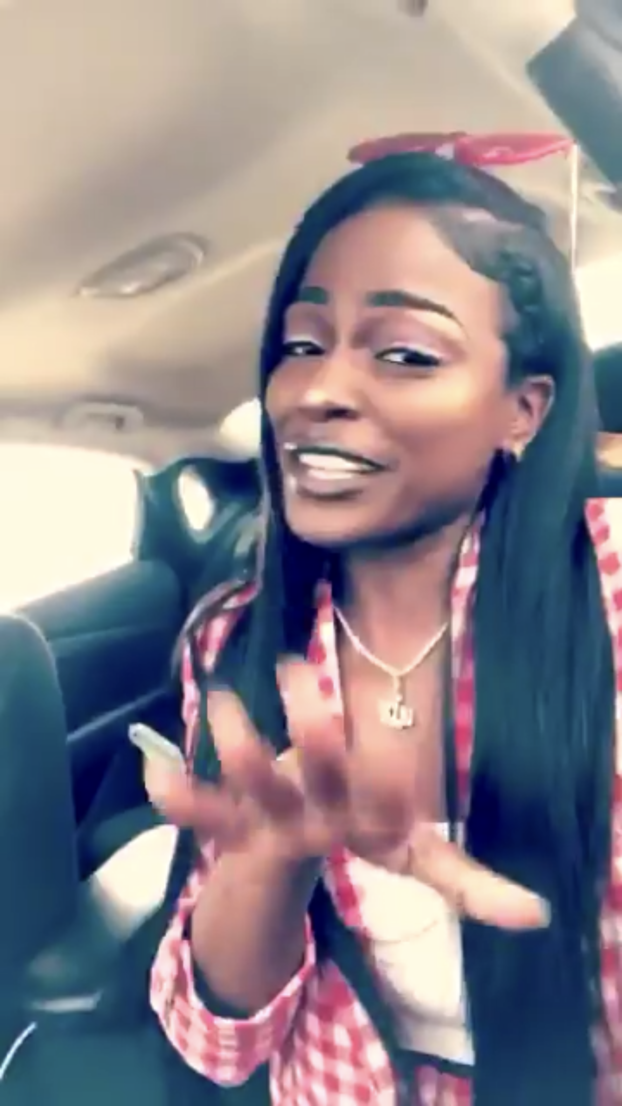 Omerett4L rhymes in her car