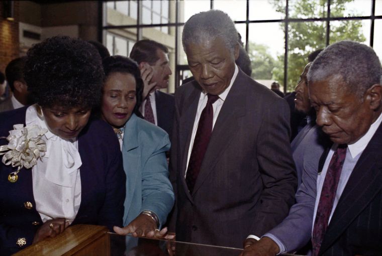Mandela visting Martin Luther King’s memorial in Atlanta.