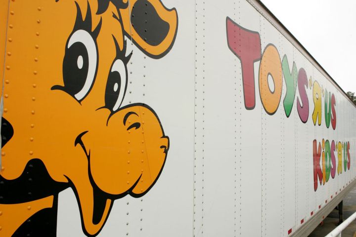 Toys 'r' us makes comeback with new high-tech store Toys 'R' Us Makes Comeback With New High-Tech Store