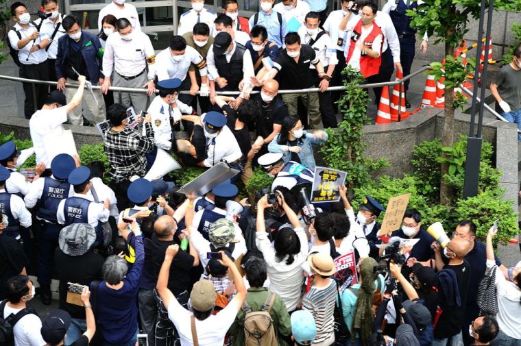 Protesters surrounded a Tokyo Shibuya Police station to express their opposition to police brutality against foriegners in Tokyo.