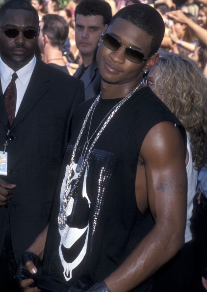 Flexing his muscles in a tank at the 3rd Annual Teen Choice Awards in 2001.