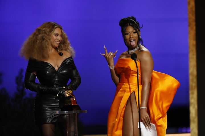 Recreate Beyoncé and Meg at the 63rd Annual Grammy Awards.