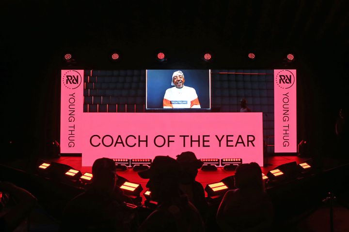KEVIN LILES ACCEPTS YOUNG THUG'S COACH OF THE YEAR AWARD