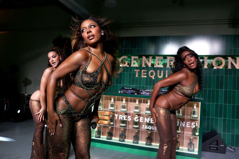 THE Victoria Monet, Honey!