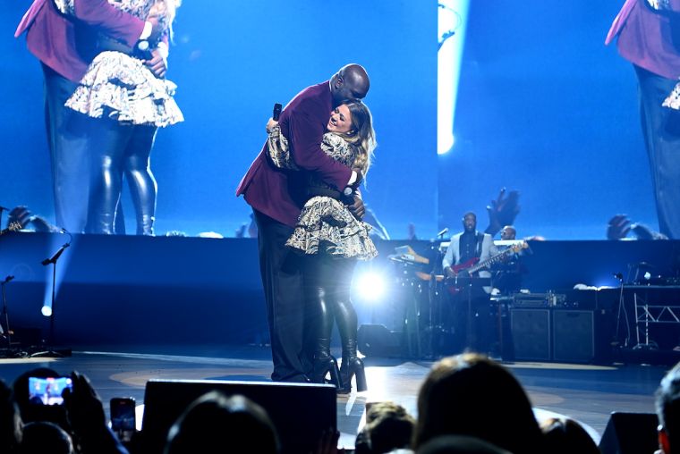 Shaq & Kelly Clarkson Vibing Out