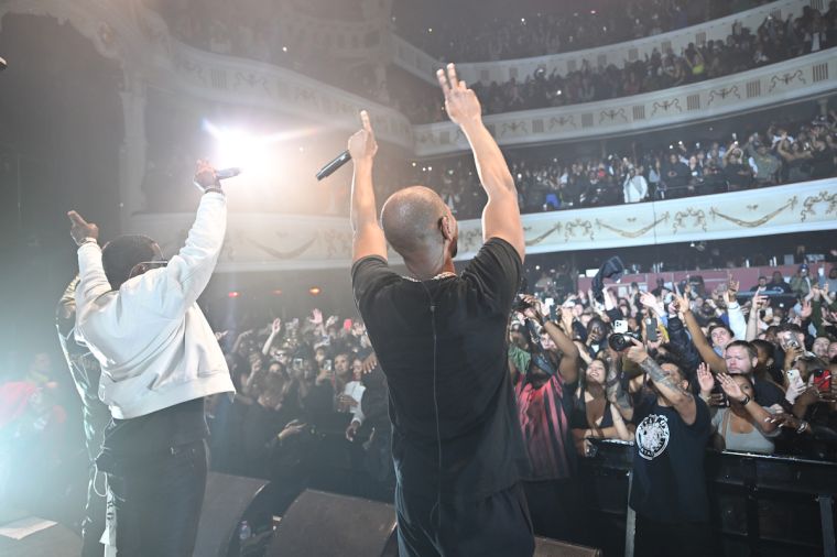Hands Up!