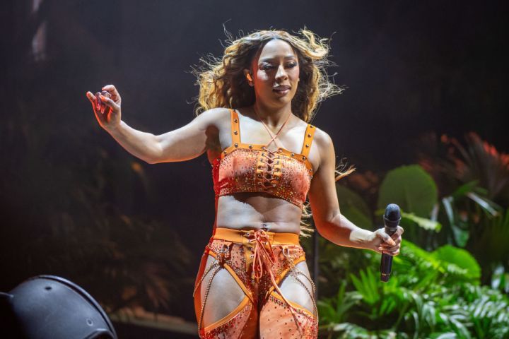 VICTORIA MONET