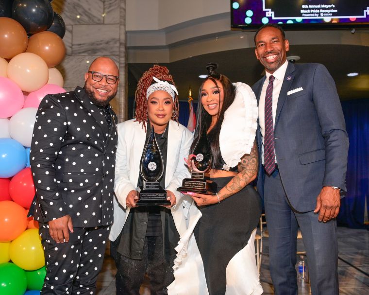 Da Brat & Judy With Their Awards